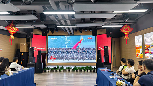 一禾科技員工齊聚多功能演示廳，共睹九三閱兵盛況！